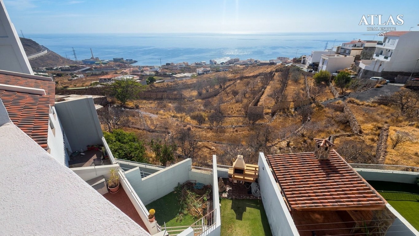 Casa tríplex de 3 dormitorios con terrazas y garaje en Igueste de Candelaria 2